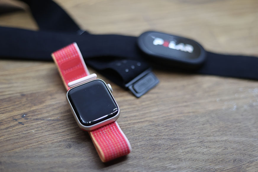 Вы можете видеть Apple Watch SE рядом с нагрудным ремнем. 